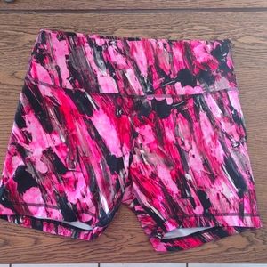 Lululemon size 14 wonder under 6inch short